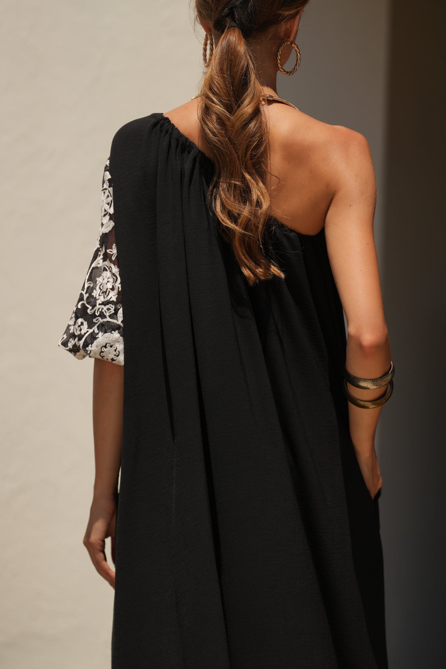 Vestido largo negro con manga bordada