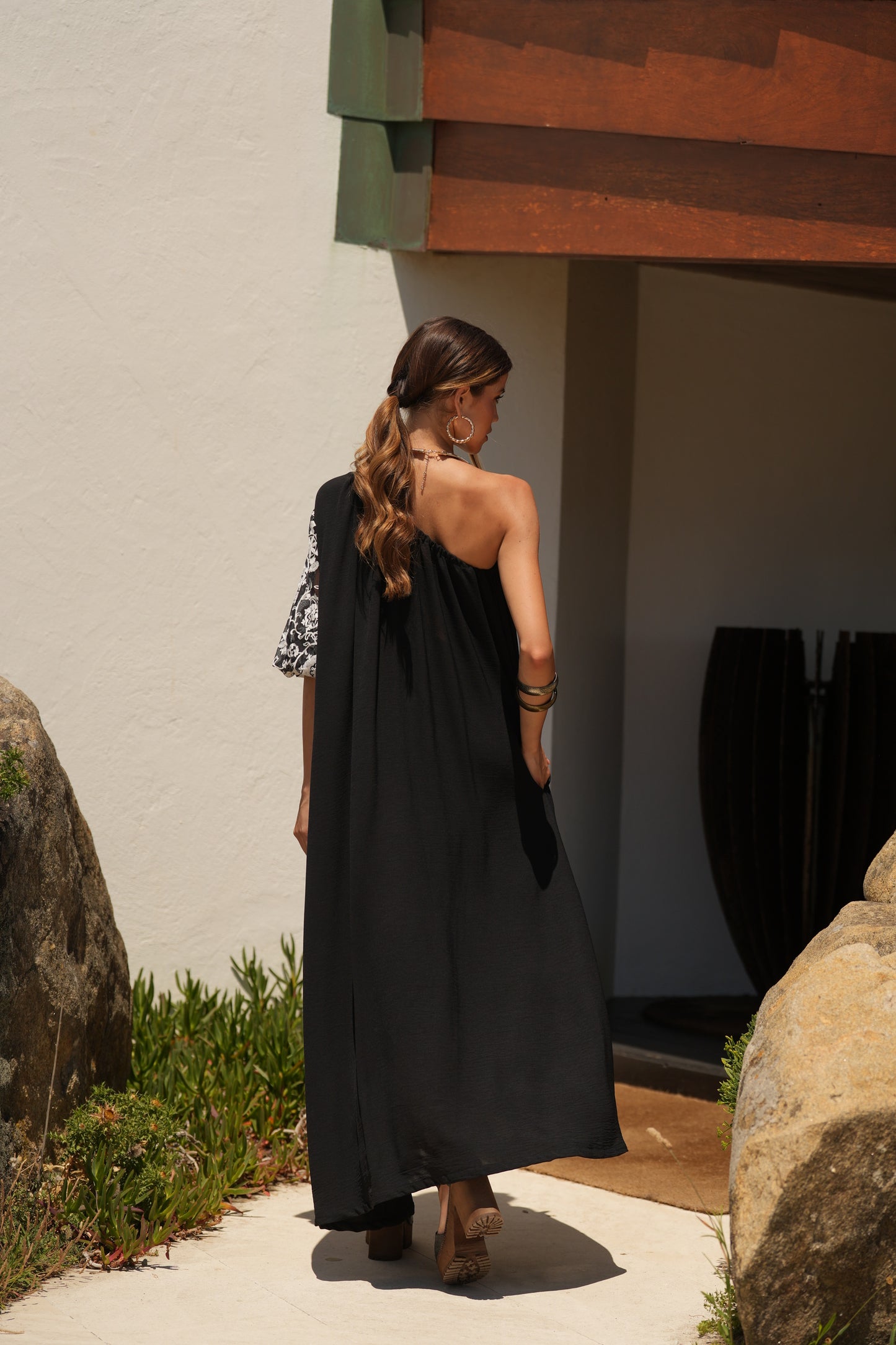 Vestido largo negro con manga bordada