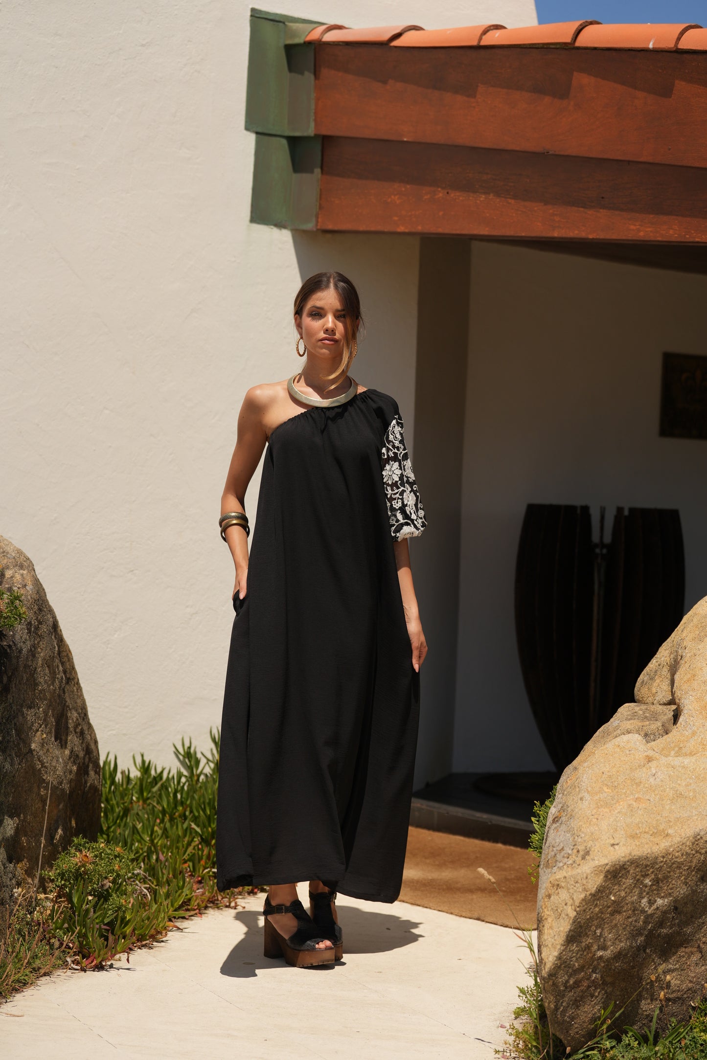 Vestido largo negro con manga bordada