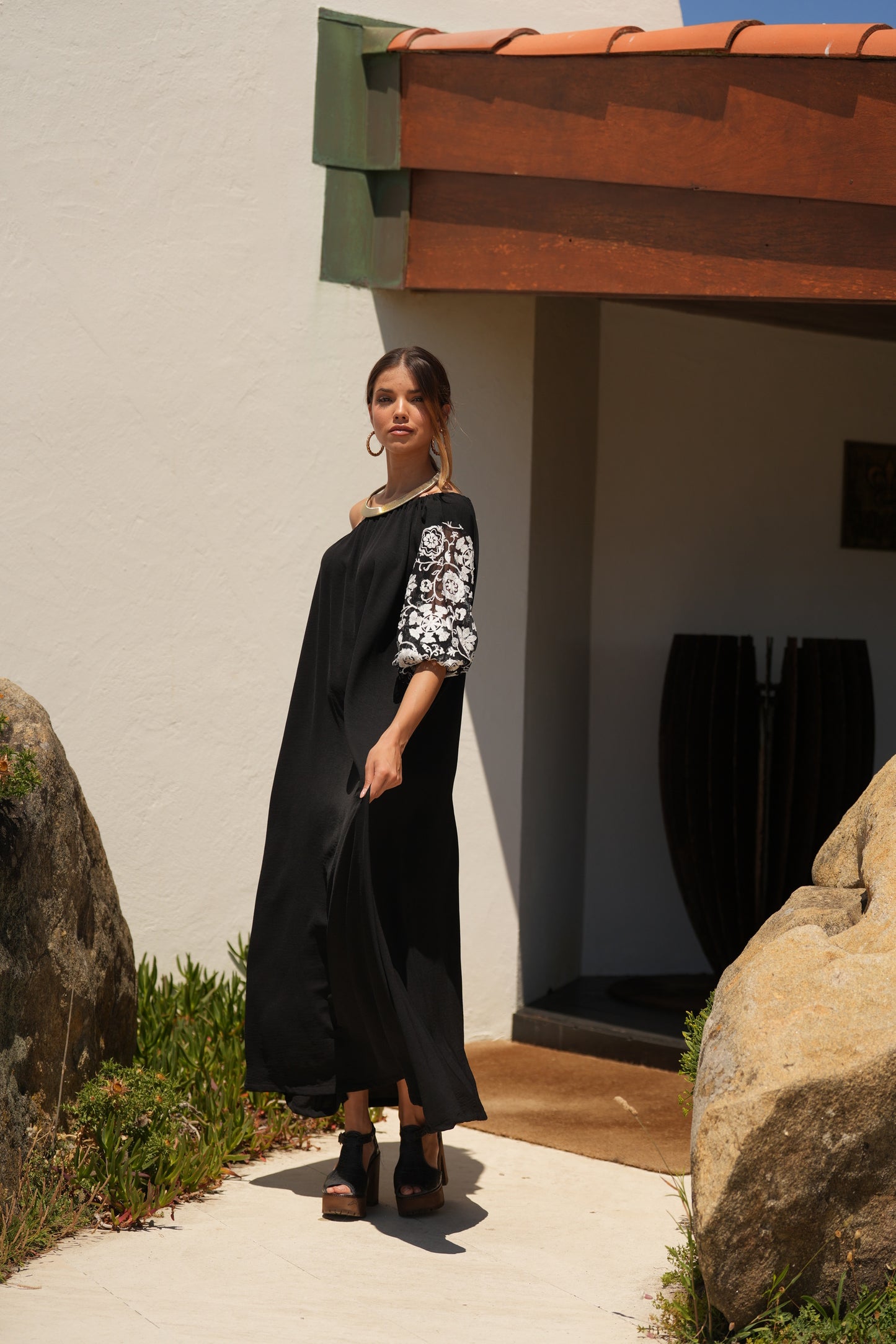 Vestido largo negro con manga bordada