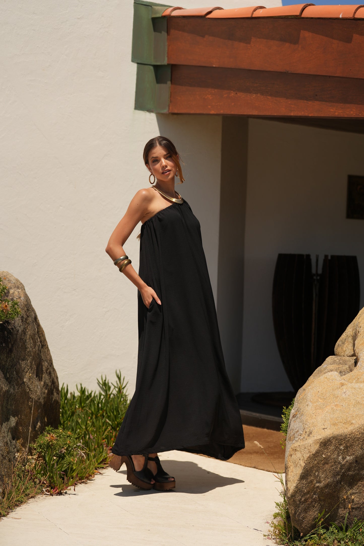 Vestido largo negro con manga bordada
