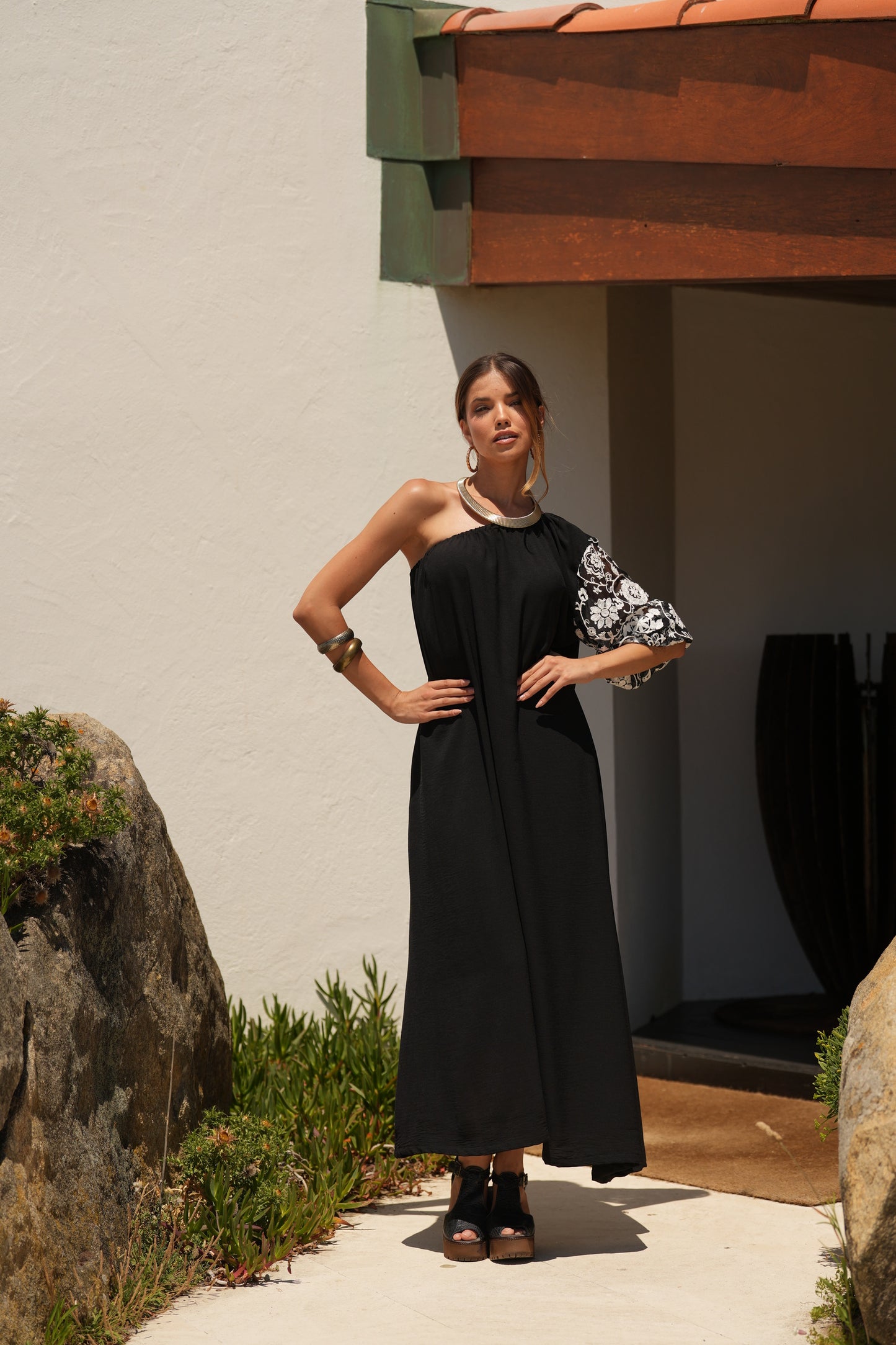 Vestido largo negro con manga bordada
