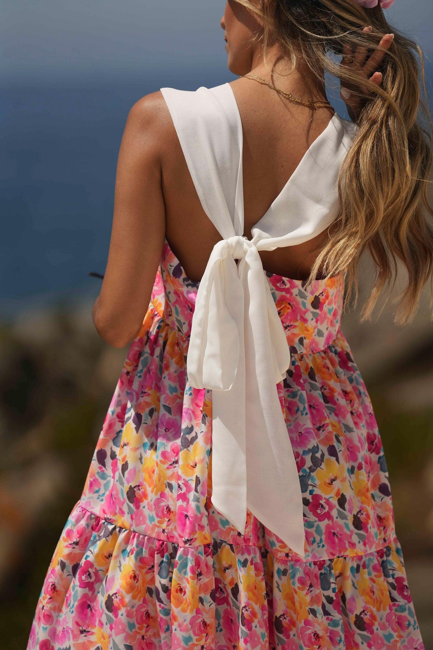 Vestido largo estampado con lazo