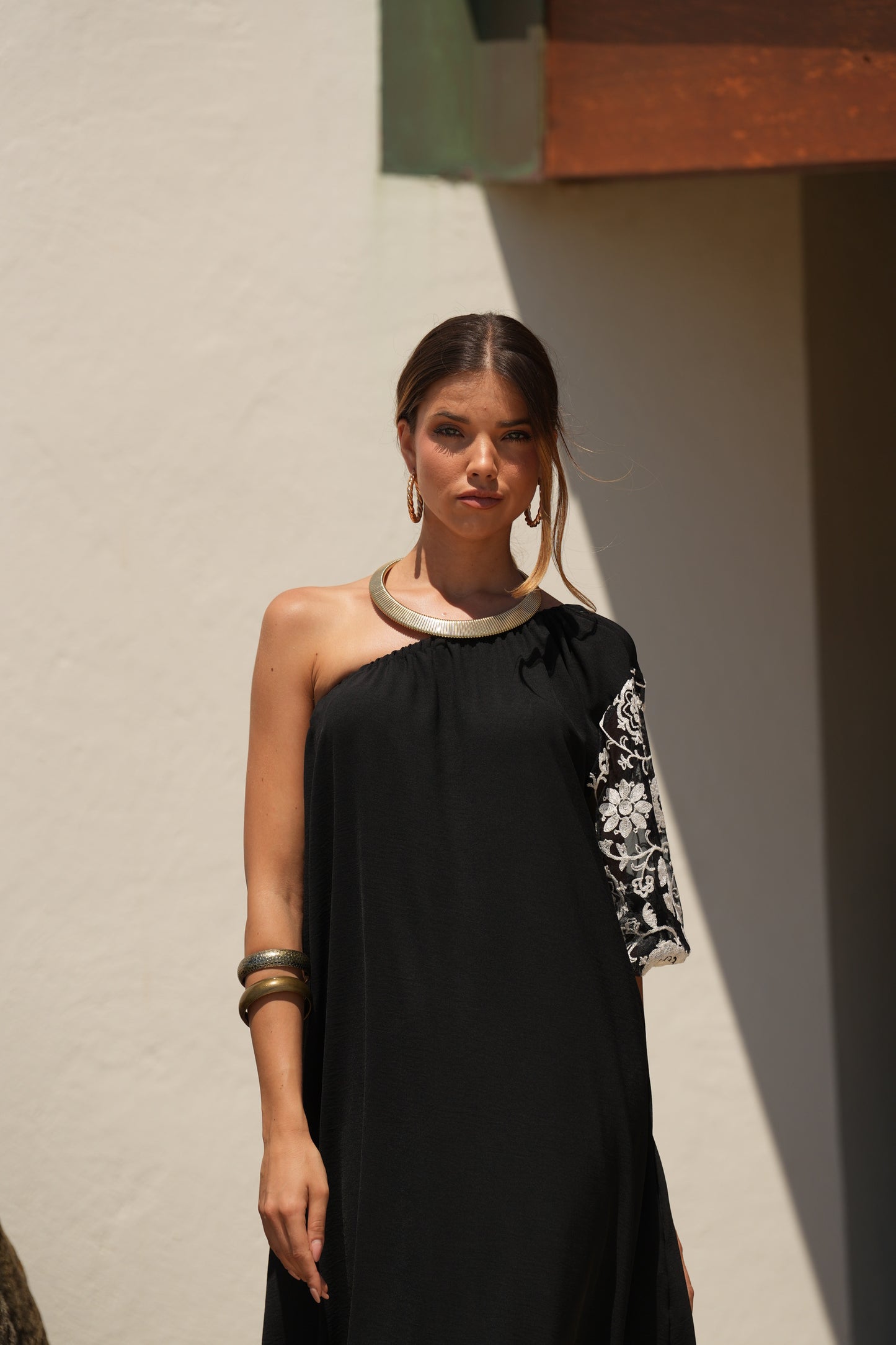 Vestido largo negro con manga bordada