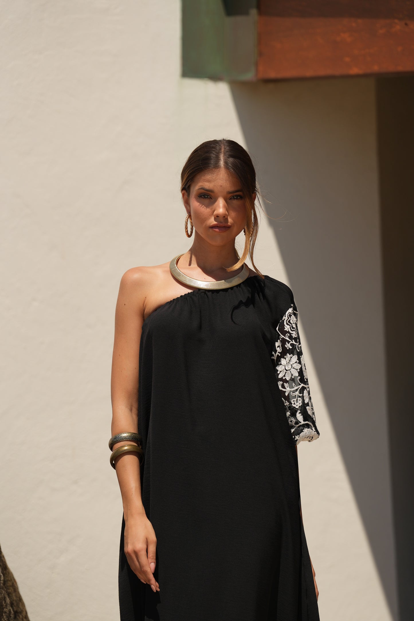 Vestido largo negro con manga bordada