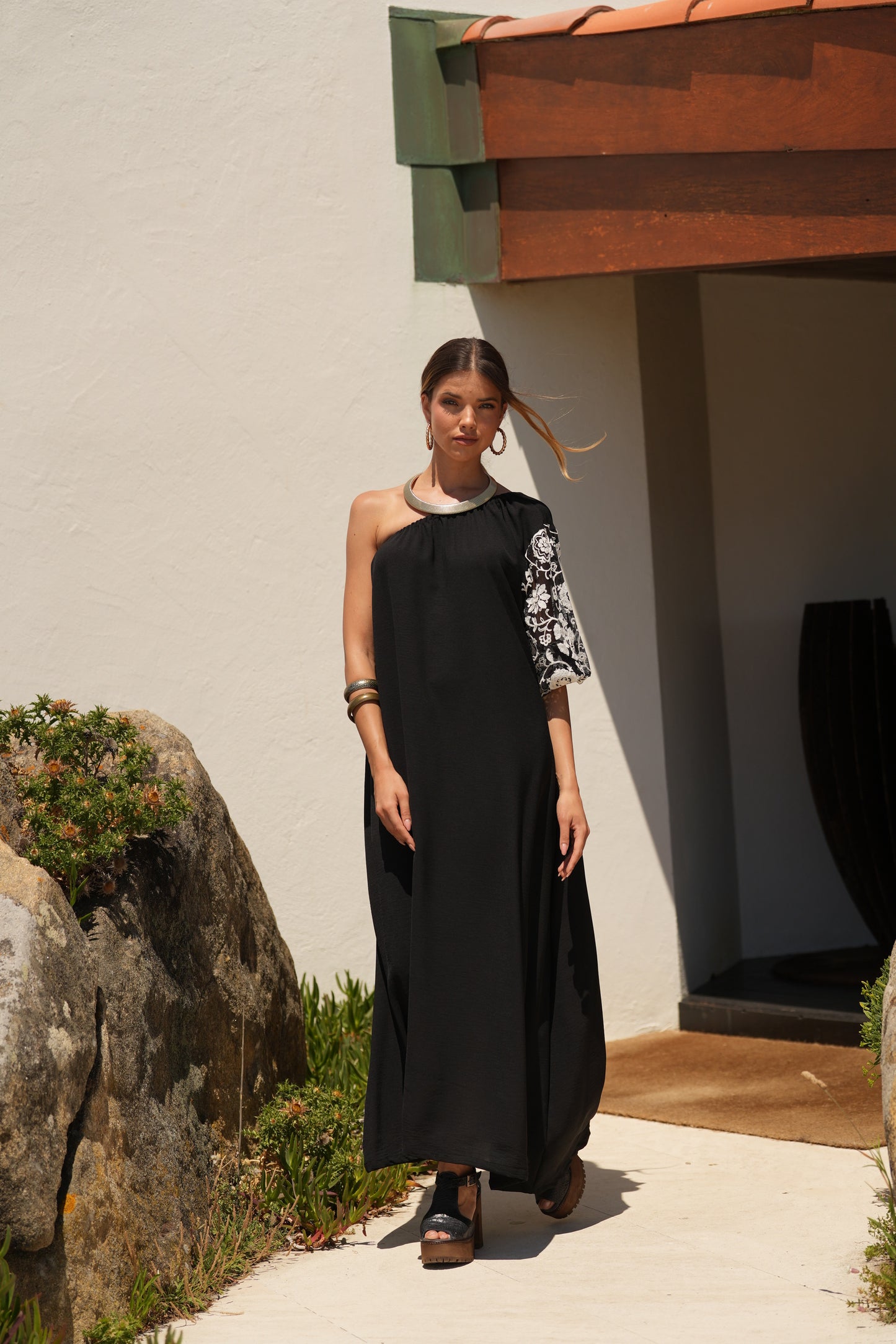 Vestido largo negro con manga bordada