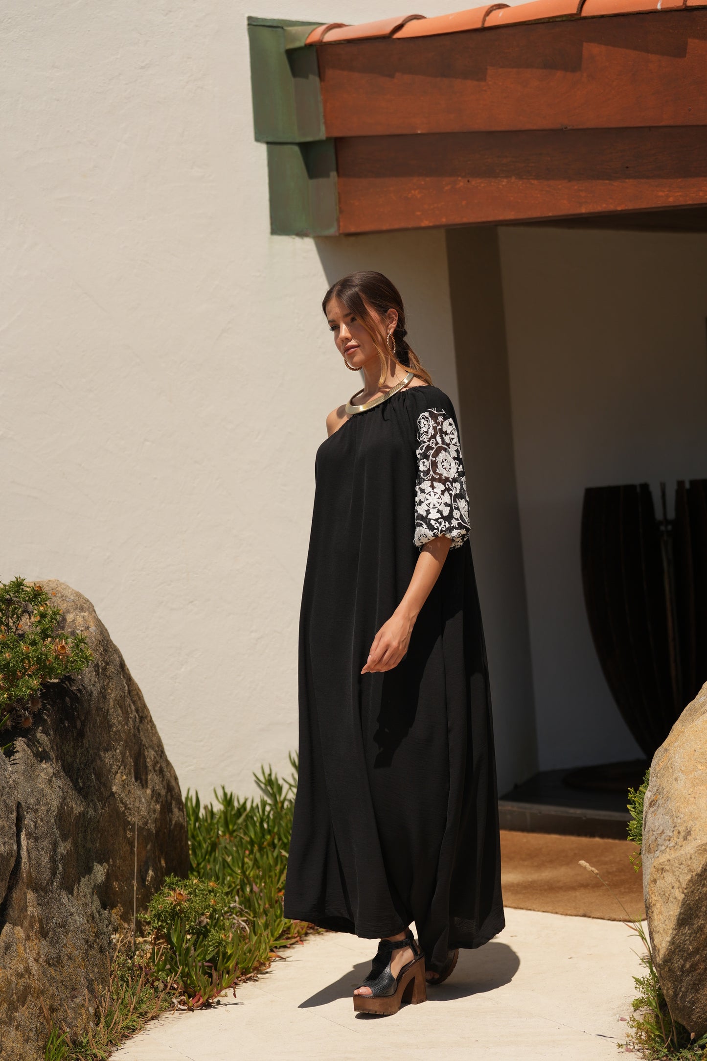 Vestido largo negro con manga bordada