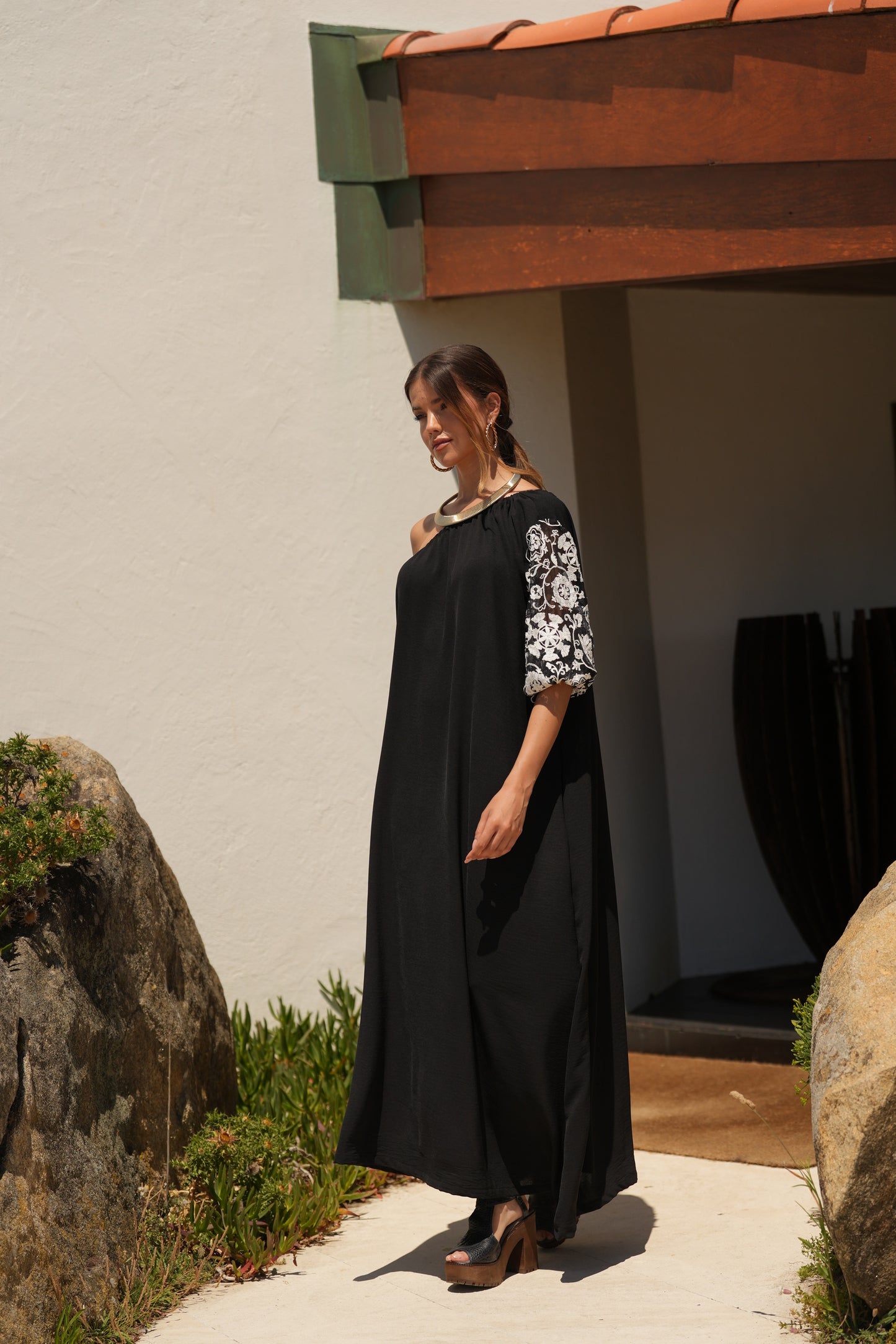 Vestido largo negro con manga bordada