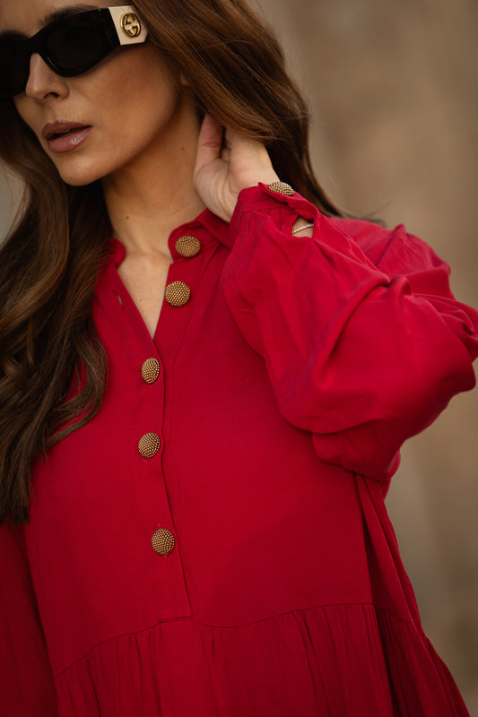 Vestido largo con botones dorados.